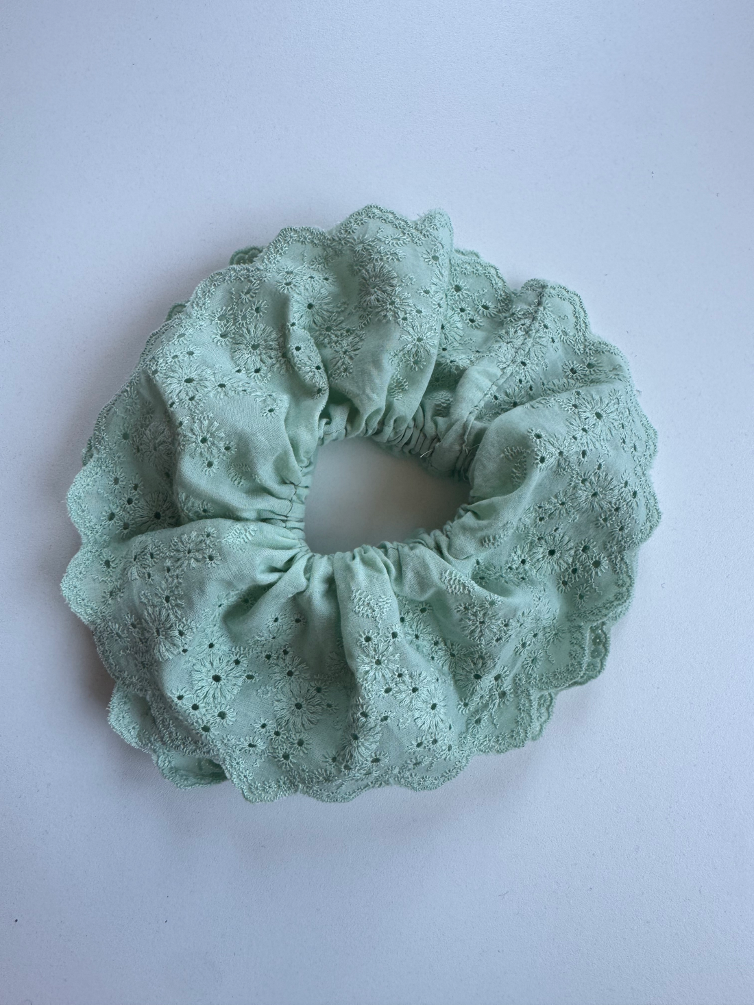 Échantillon - chouchou en broderie anglaise vert menthe