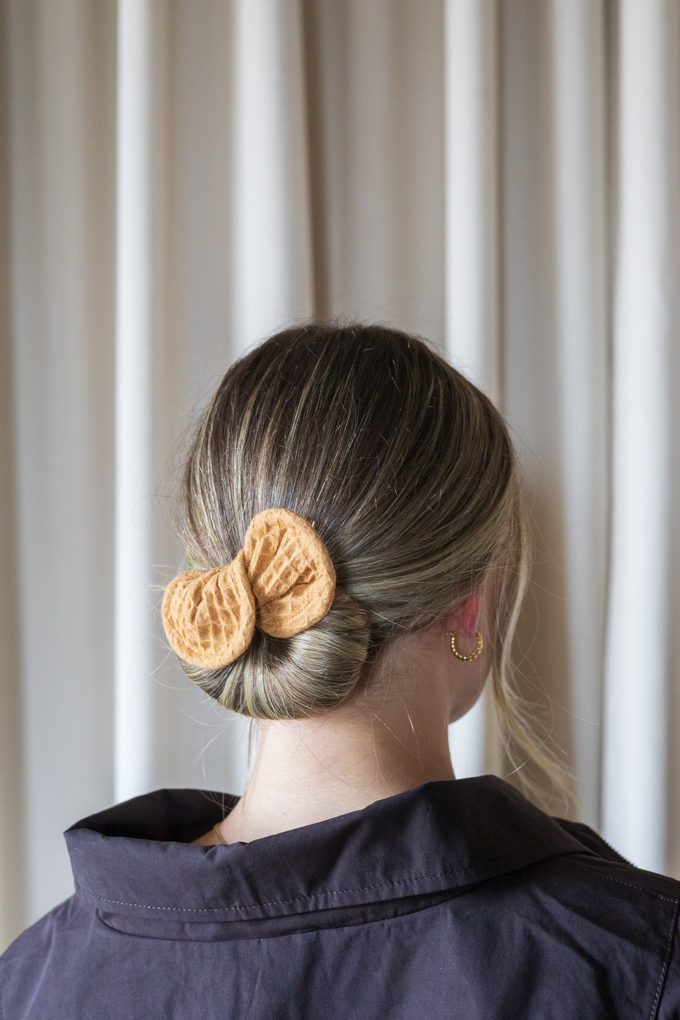 Accessoire à chignon en tissu revalorisé