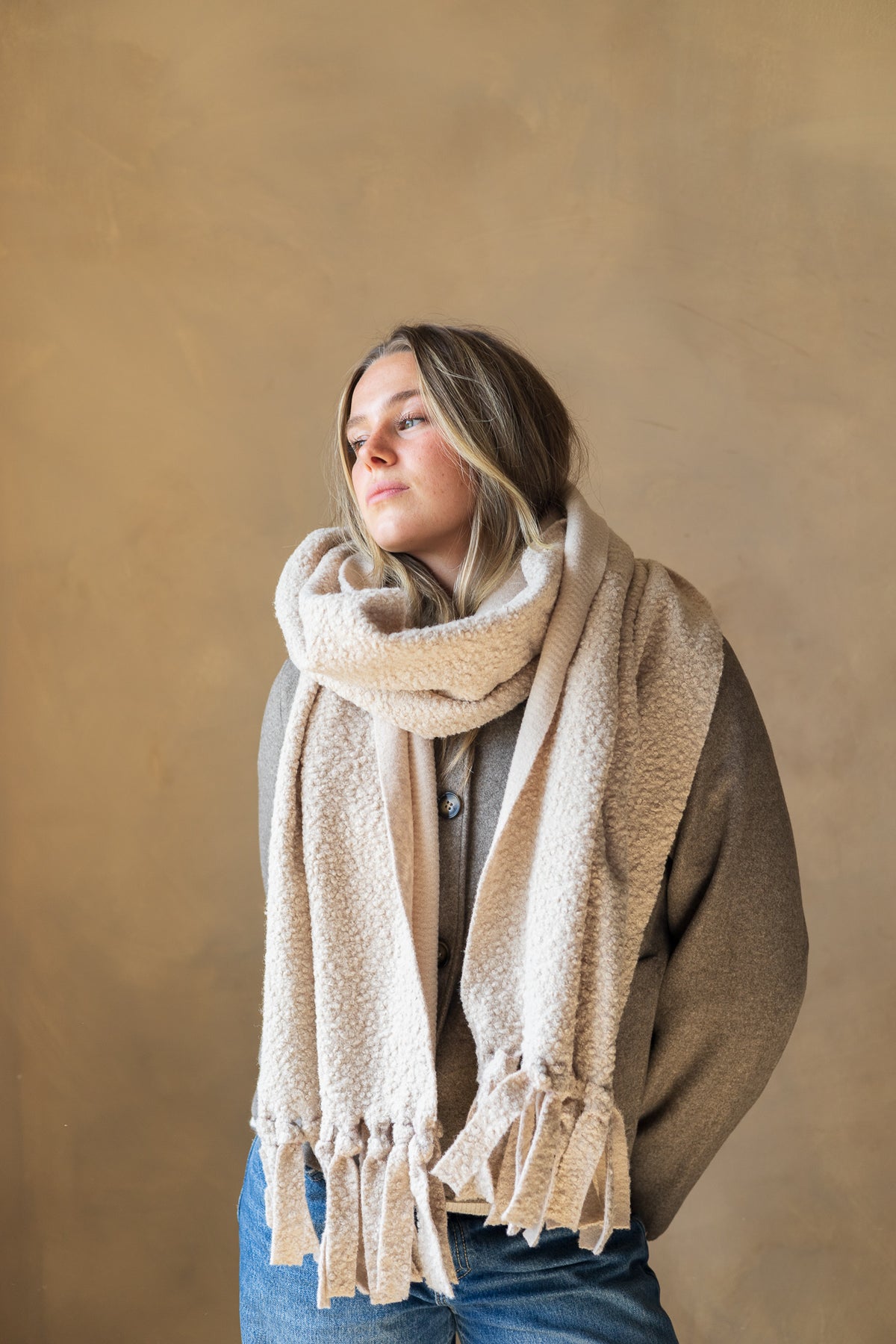Très grand foulard molletonné bouclé à franges