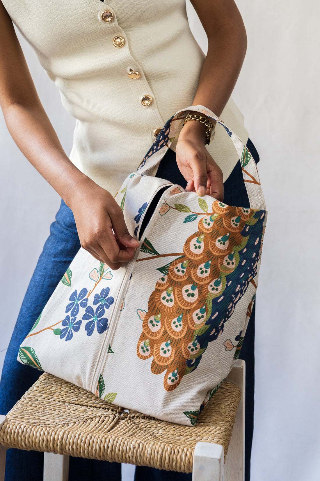 Multifunctional shoe bag