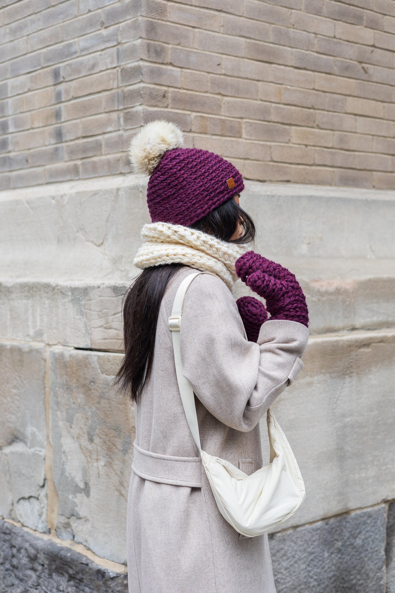 Tuque tricotée à la main - pompon coyote recyclé