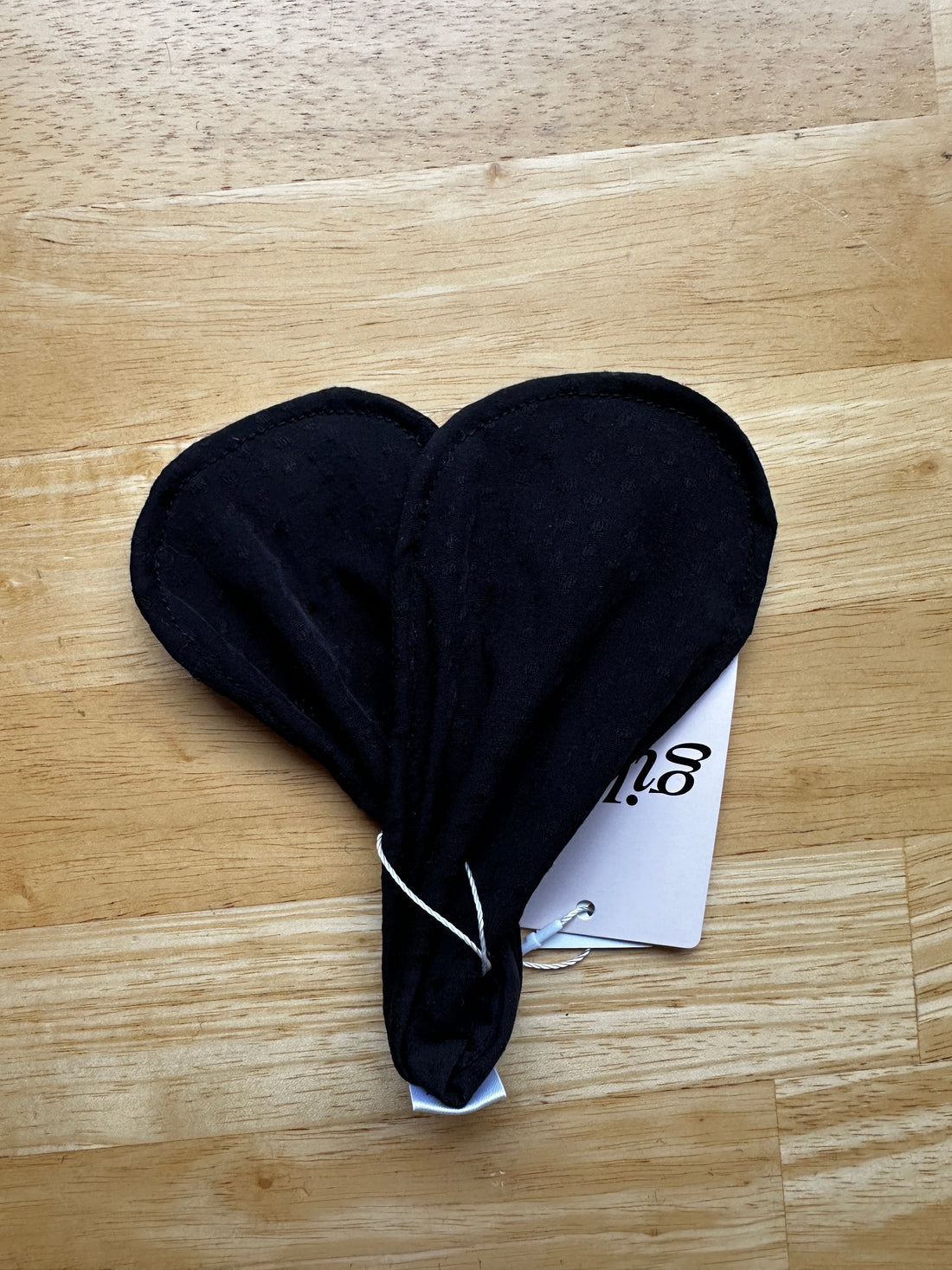 Imparfait - Chignon noir avec couture imparfaite