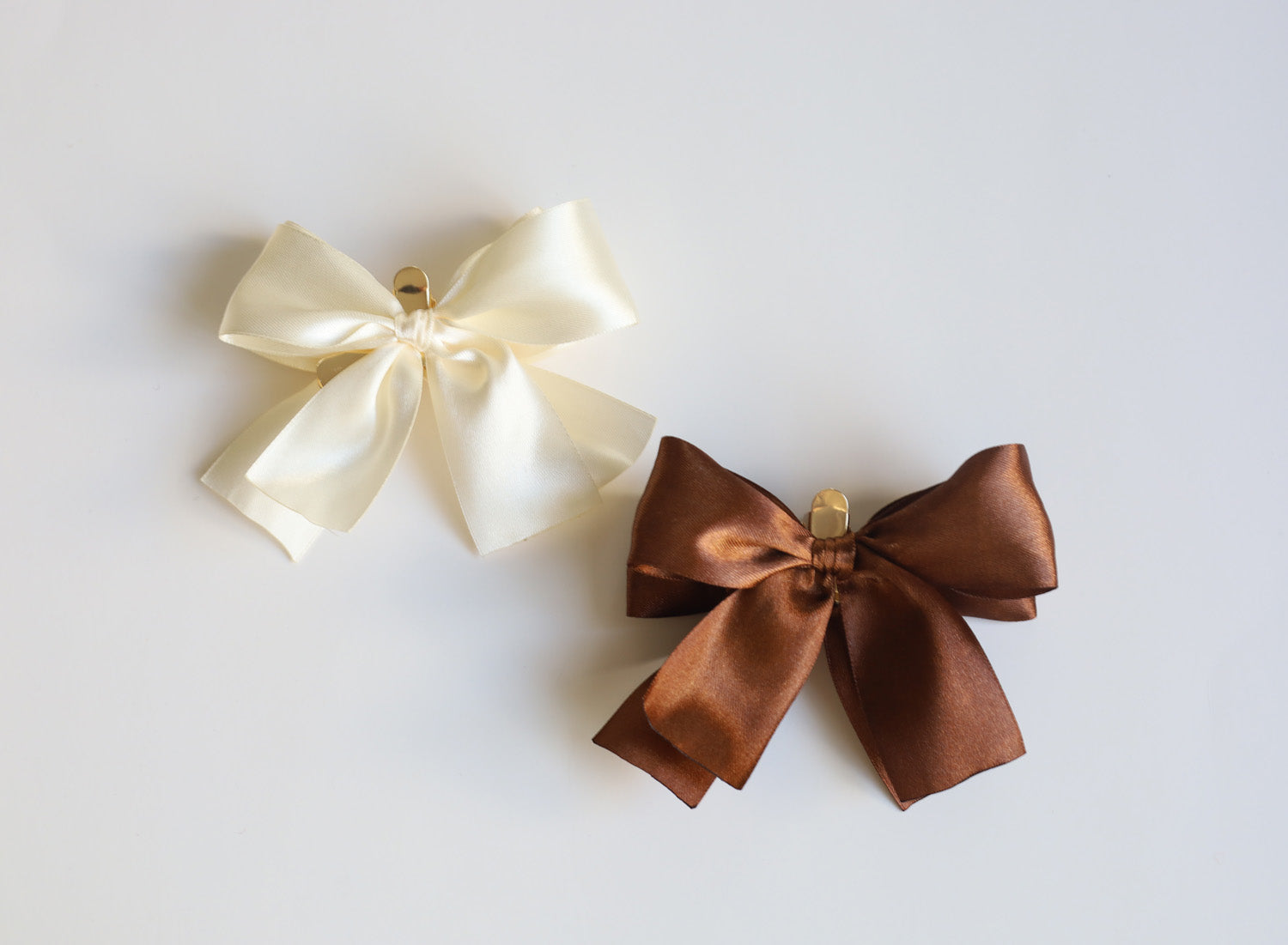 Double bow on gold clip