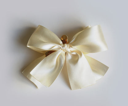 Double bow on gold clip