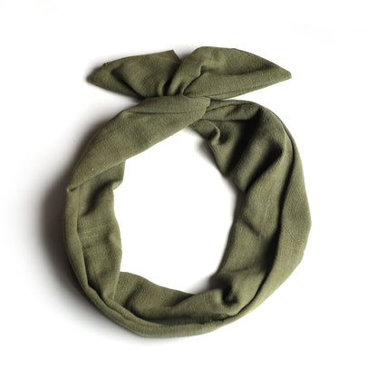 Wide twistable headband with integrated metal rod
