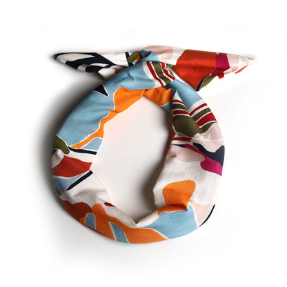 Wide twistable headband with integrated metal rod