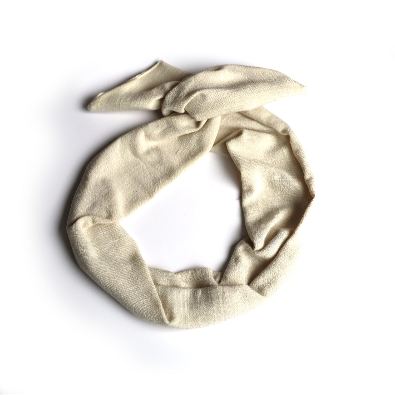 Wide twistable headband with integrated metal rod