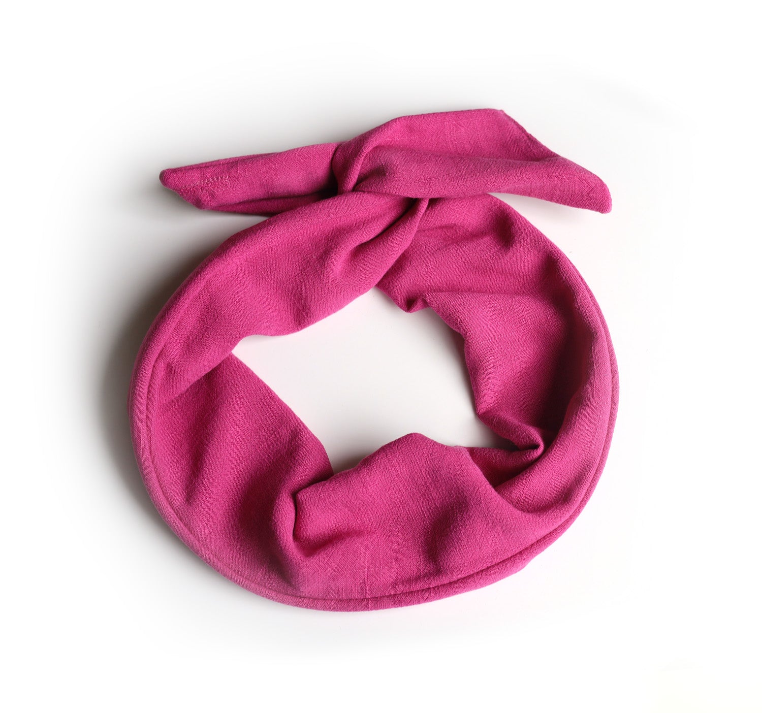 Wide twistable headband with integrated metal rod