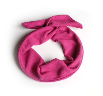 Wide twistable headband with integrated metal rod