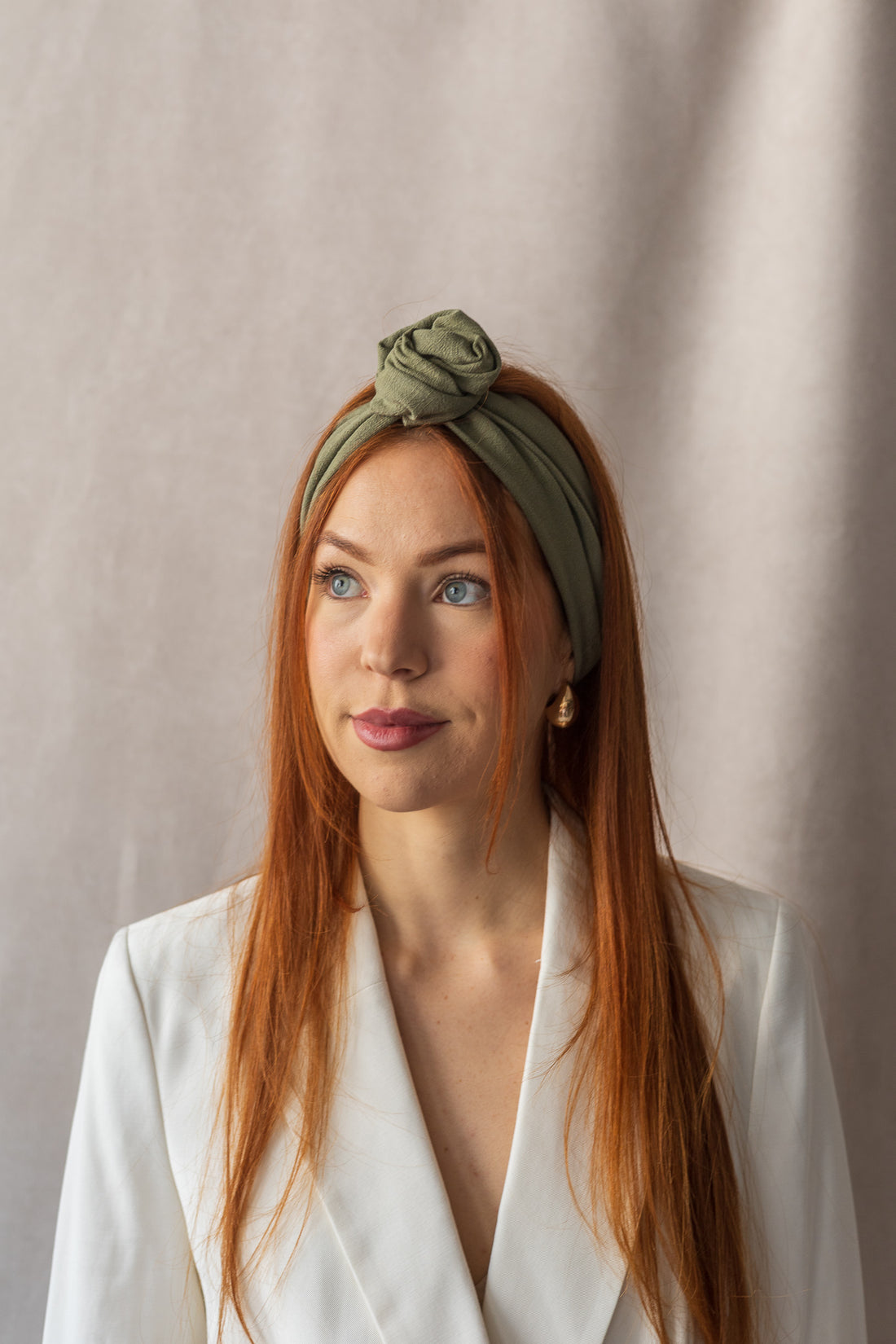 Wide twistable headband with integrated metal rod