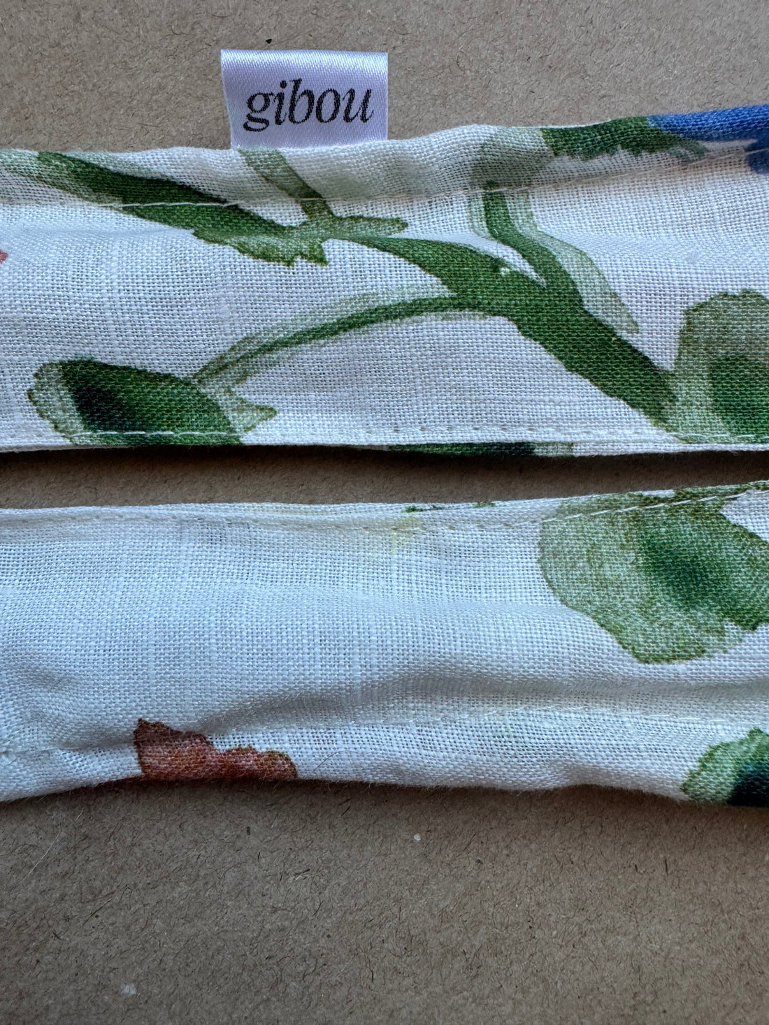 Imparfait - Chignon fleuri en lin avec petite tache