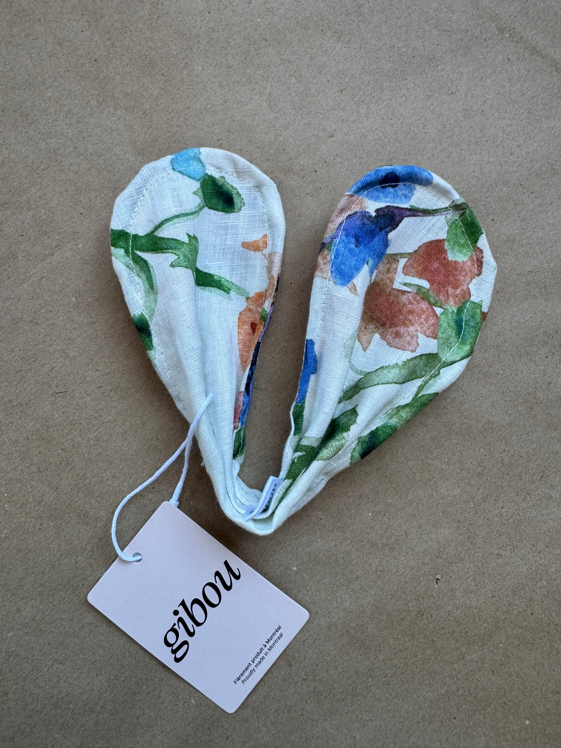 Imparfait - Chignon fleuri en lin avec petite tache