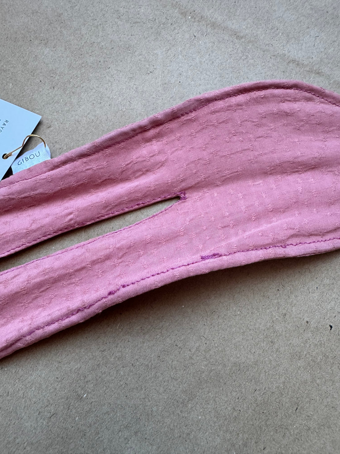 Imparfait - Chignon rose avec couture imparfaite