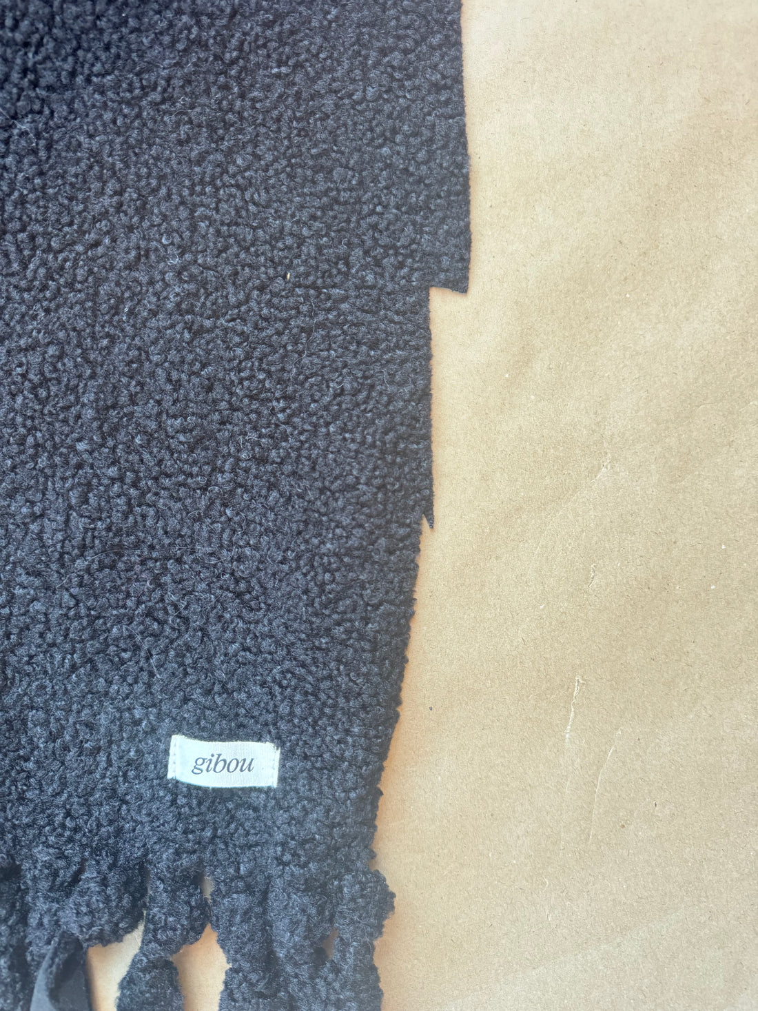 Imparfait - foulard en sherpa noir avec défaut à la coupe