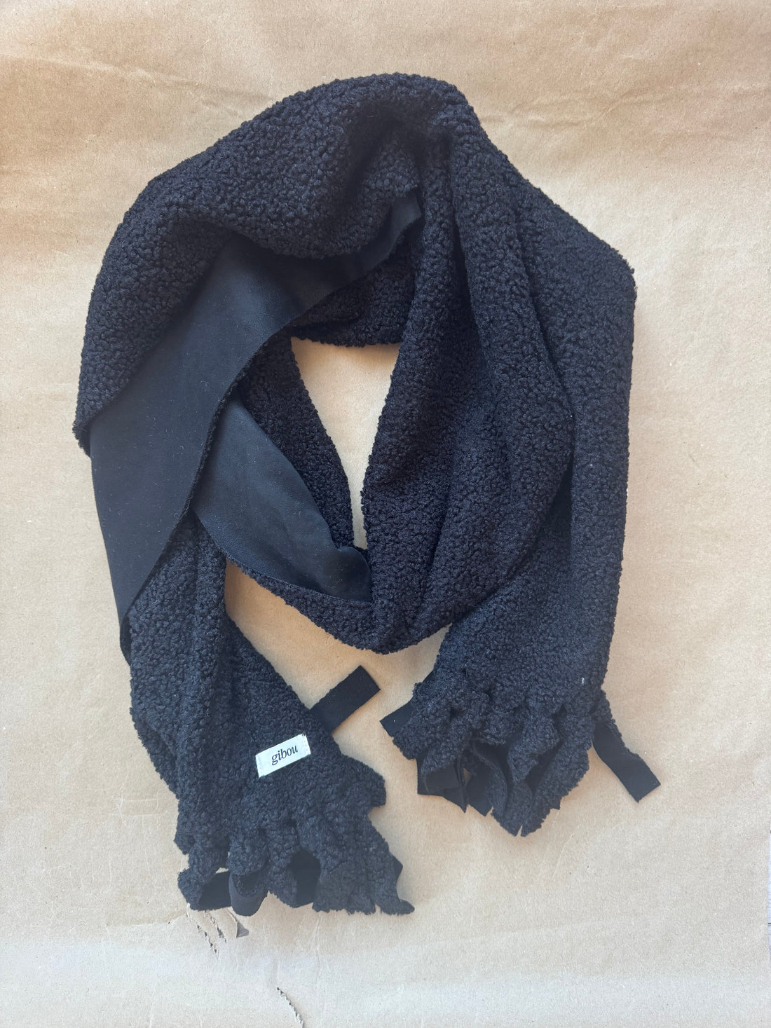 Imparfait - foulard en sherpa noir avec défaut à la coupe