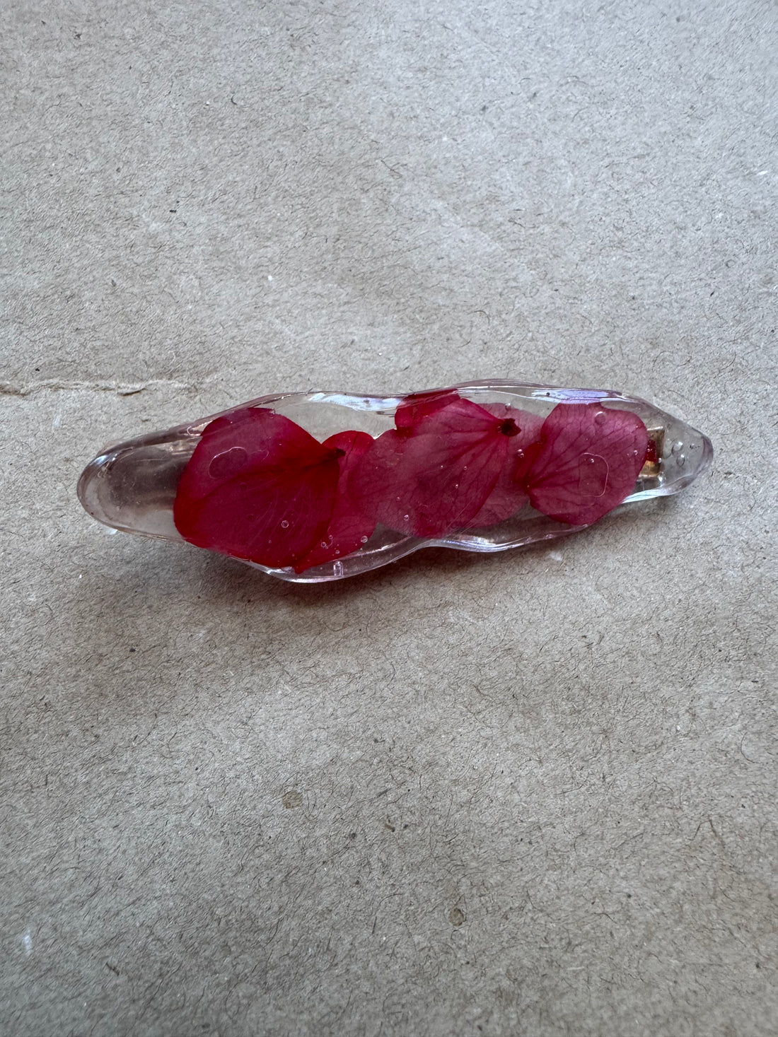 Échantillon - Barrette en résine avec fleurs séchées