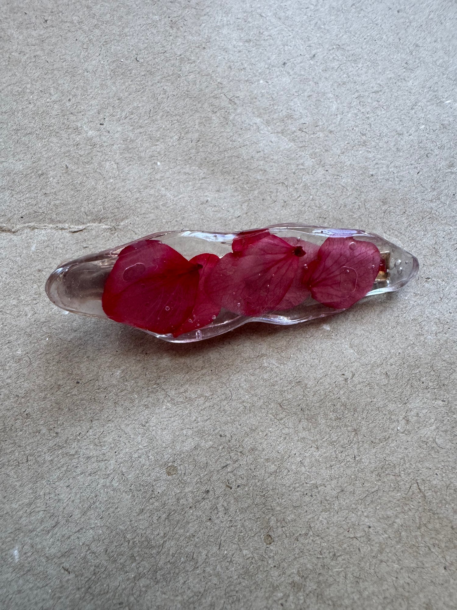 Échantillon - Barrette en résine avec fleurs séchées