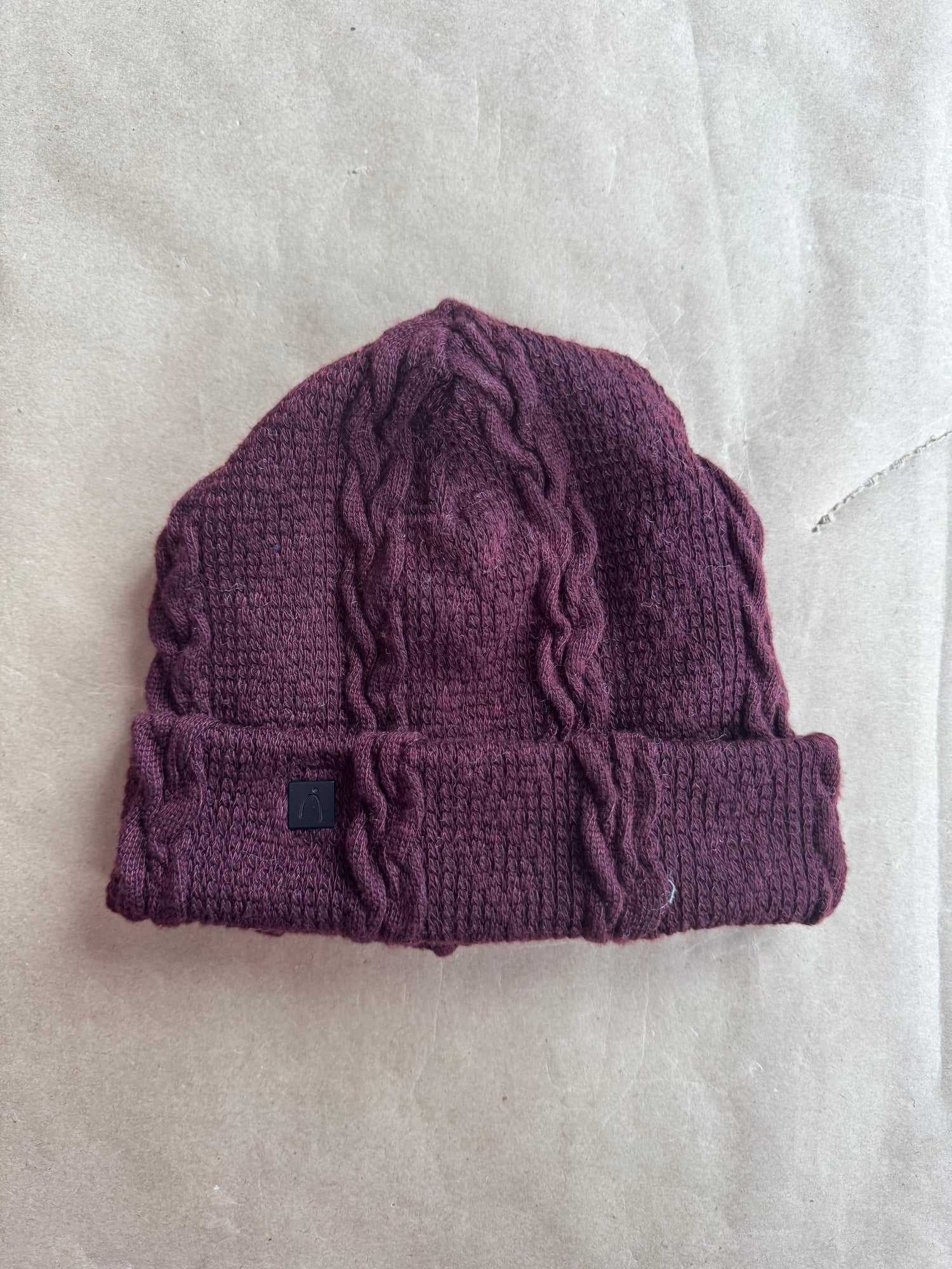 Échantillon - Tuque tressé aubergine