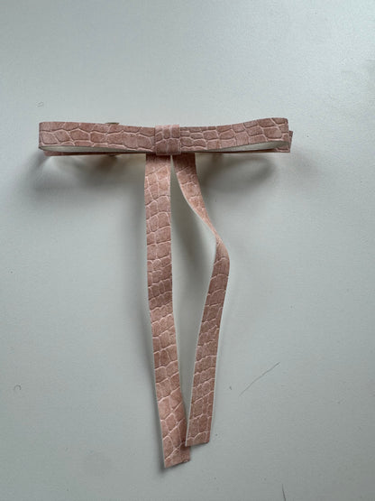 Échantillon - Boucle en cuirette rose sur barrette