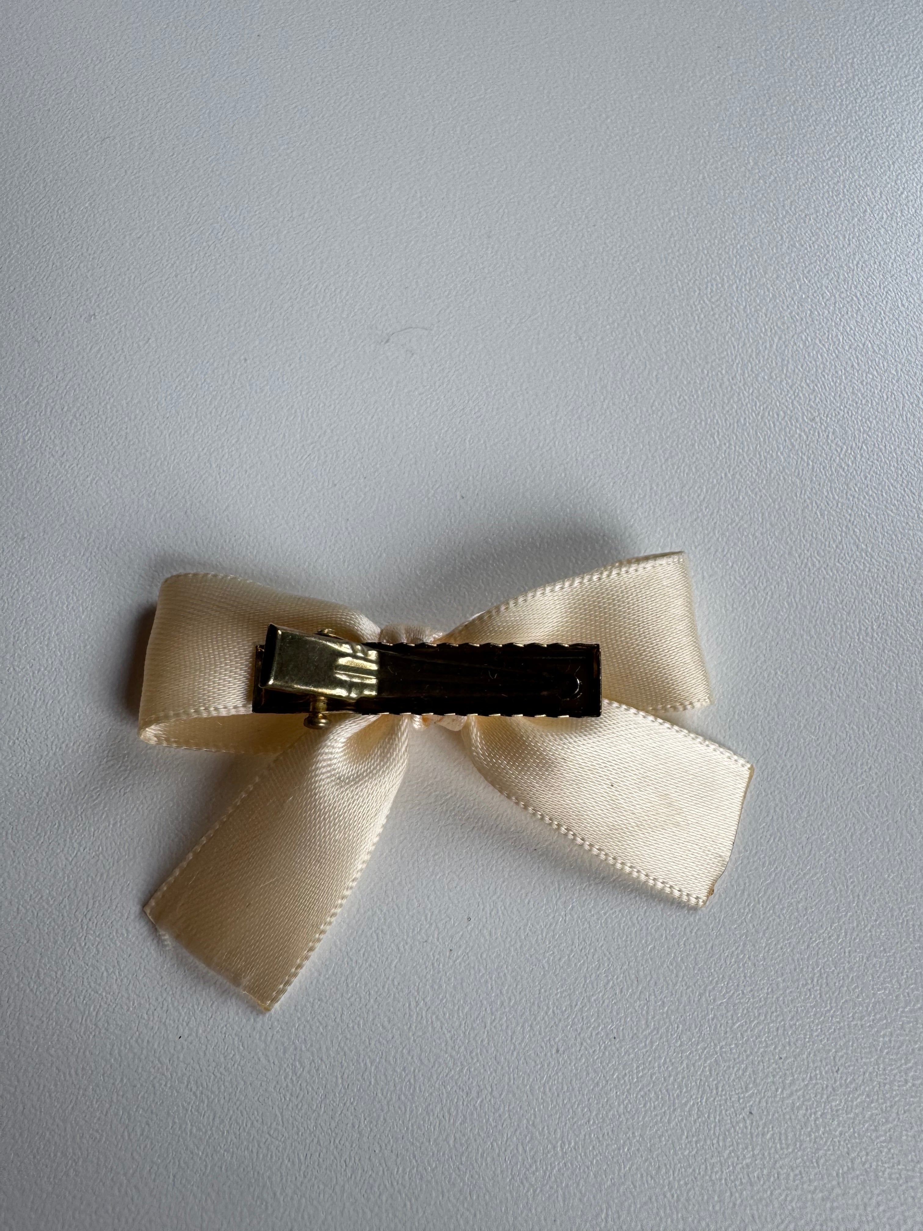 Échantillon - Mini boucle sur pince crocro crème