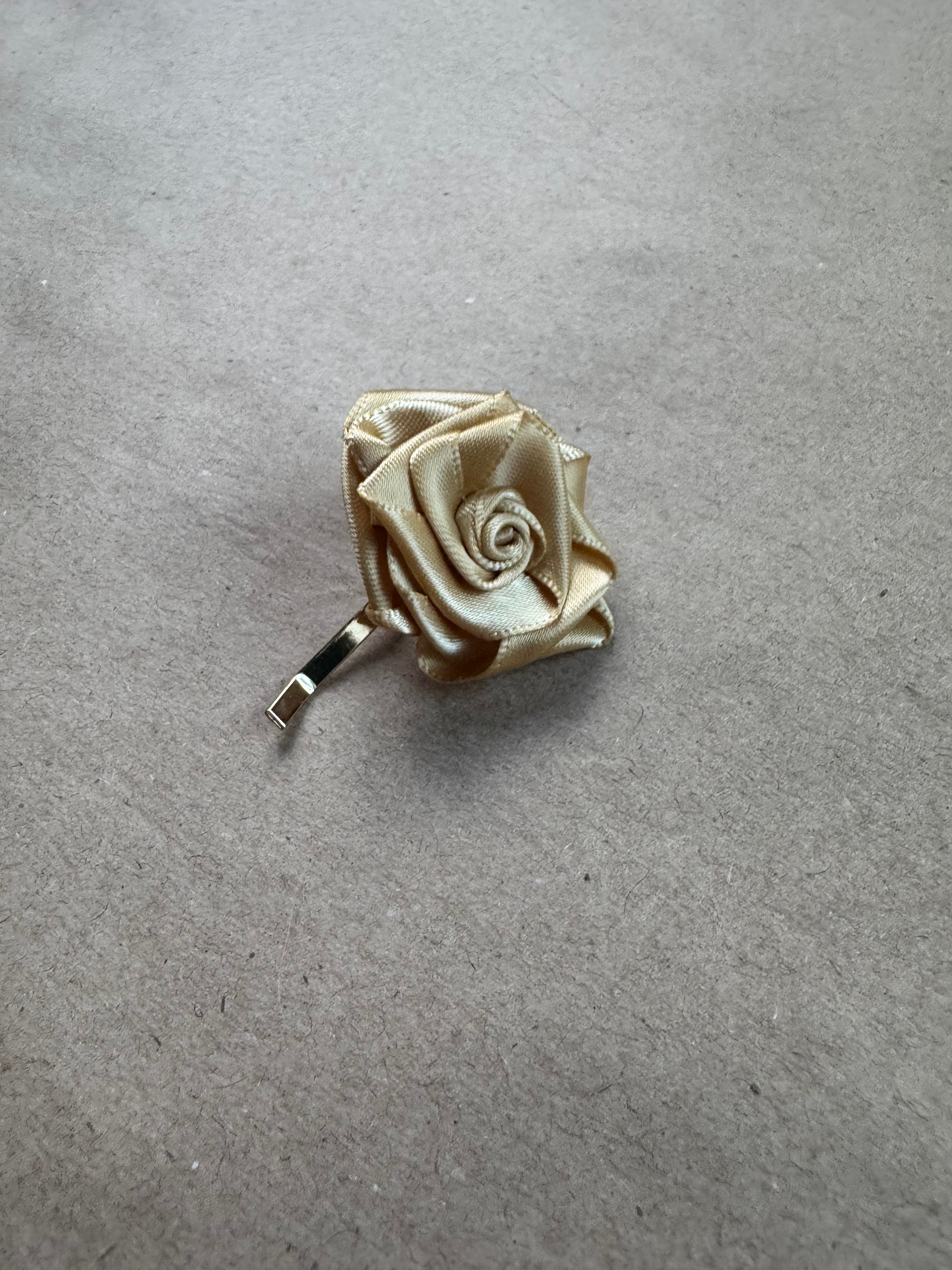 Échantillon - Fleur en satin jaune vin sur crochet métallique