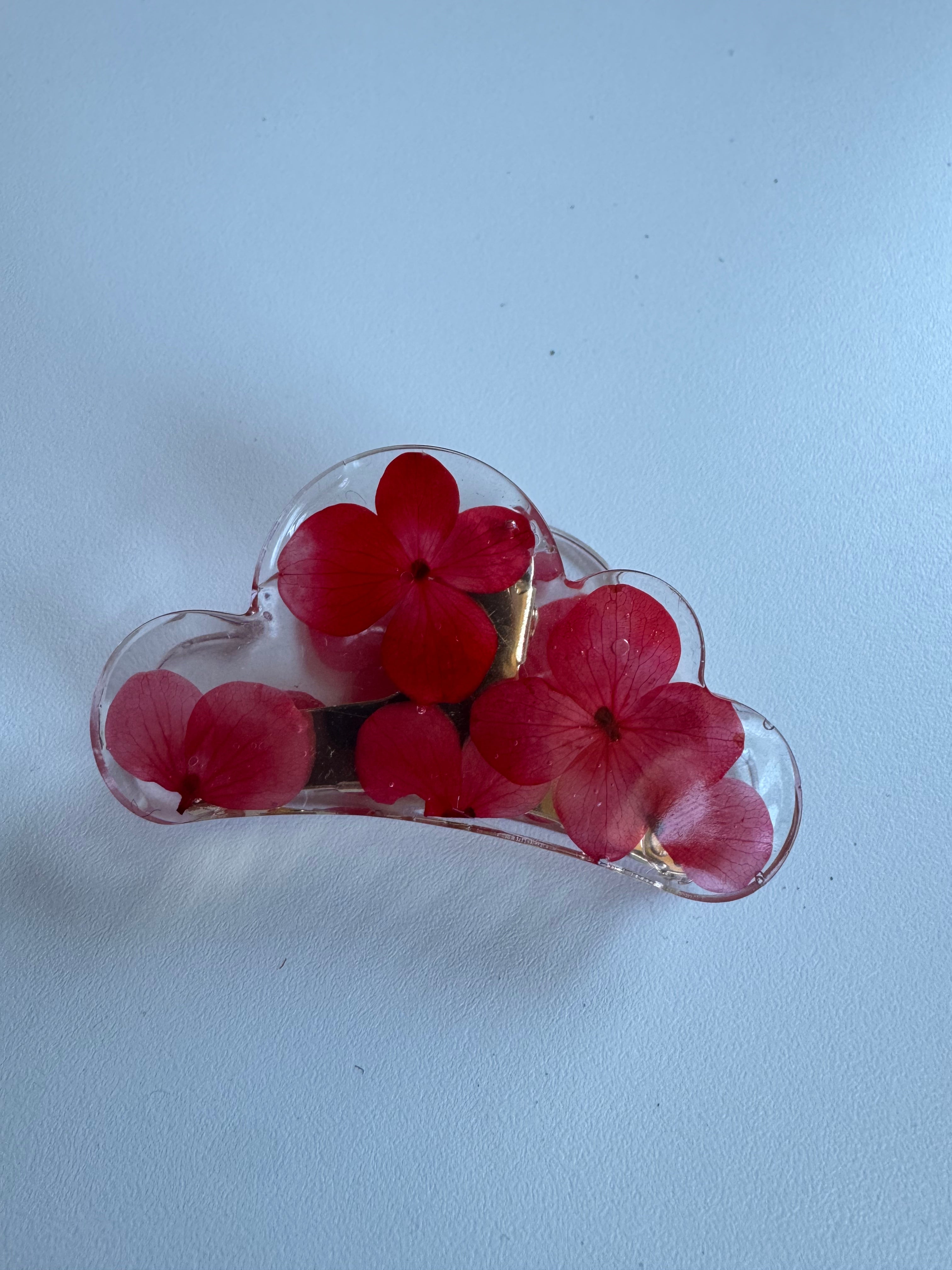 Échantillon - Pince en fleurs séchées sur résine fleurs rouges
