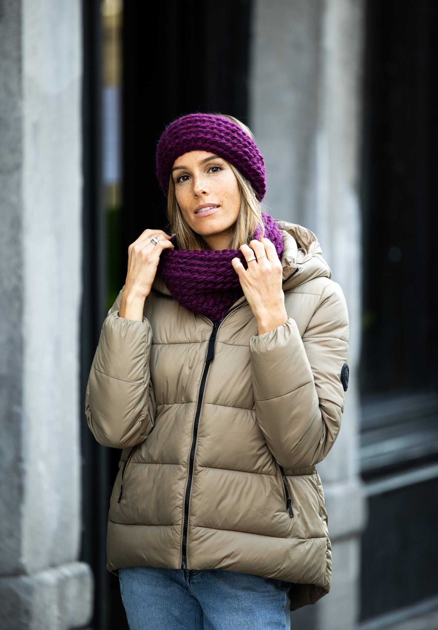 Échantillon - Bandeau gris tricoté à la main sans doublure