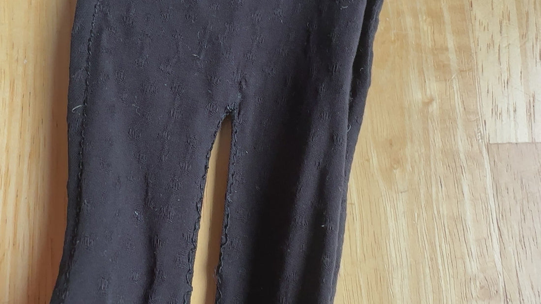 Imparfait - Chignon noir avec couture imparfaite