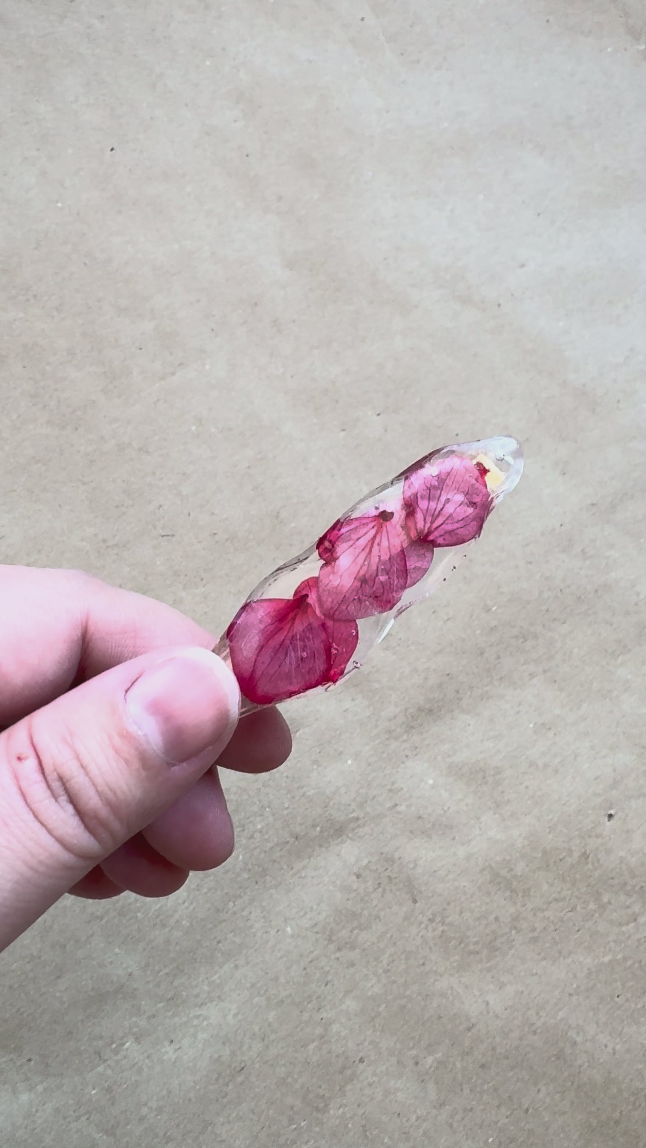 Échantillon - Barrette en résine avec fleurs séchées