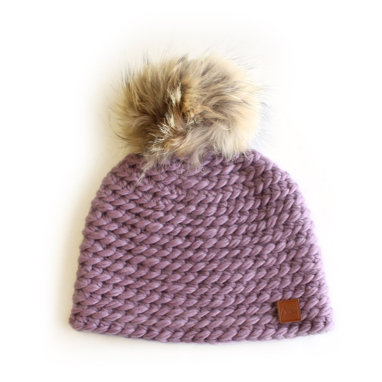 Tuque tricotée à la main - pompon coyote recyclé - gibou.ca