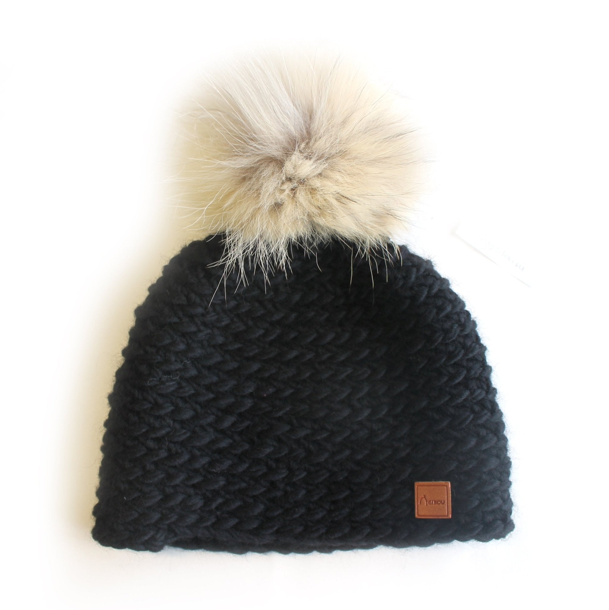 Tuque tricotée à la main - pompon coyote recyclé - gibou.ca