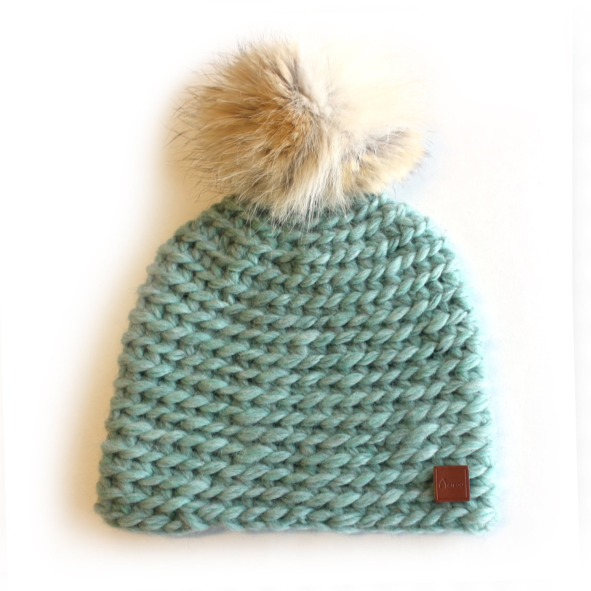 Tuque tricotée à la main - pompon coyote recyclé - gibou.ca